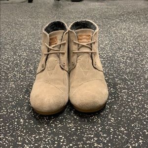 Tom’s Neutral Wedge Bootie